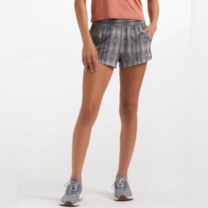 Like new, Vuori Dash Short in Dune Snake Size Small